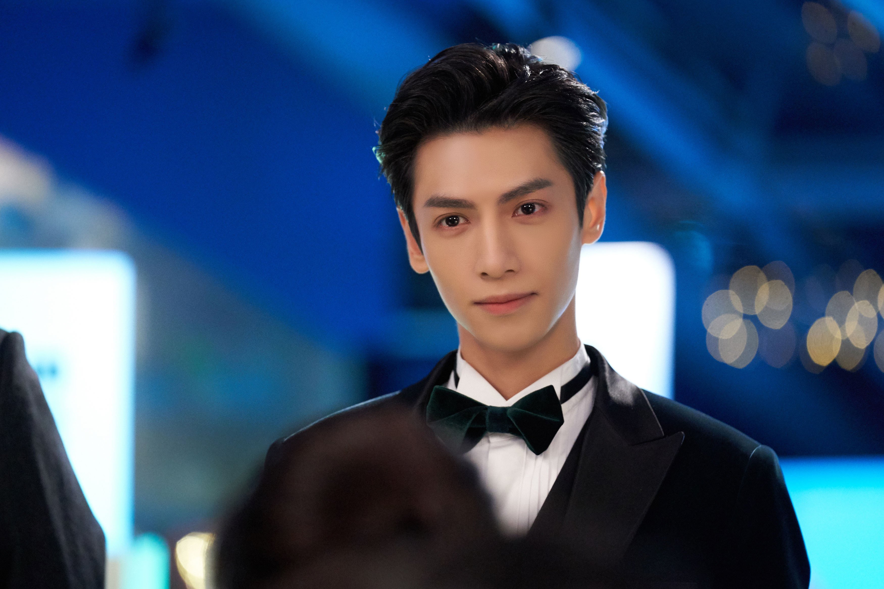 “足球文化节期间举办精彩足球表演赛，吸引众多观众”，足球舞台表演节目